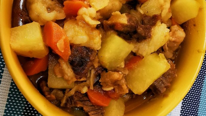 土豆胡萝卜炖牛腩，简简单单一勺盐的美味
