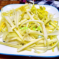#味达美名厨福气汁，新春添口福#凉拌马家沟芹菜的做法图解2