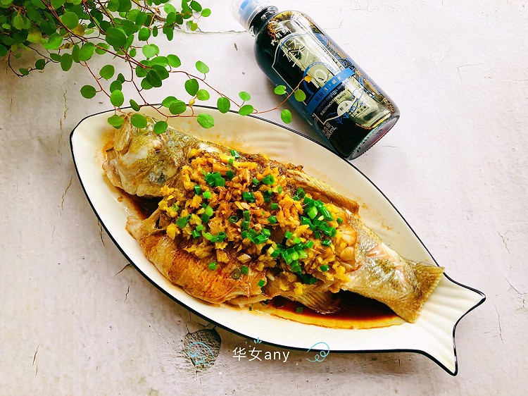 拍姜煎蒸鲈鱼的做法