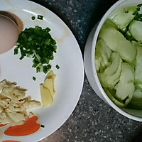 丝瓜煮煎蛋的做法图解1