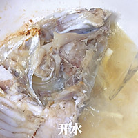 鱼头豆腐汤汤鲜味美，营养丰富。的做法图解2