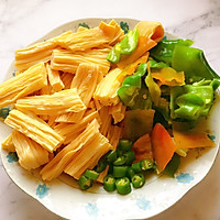 青椒炒腐竹的做法图解1