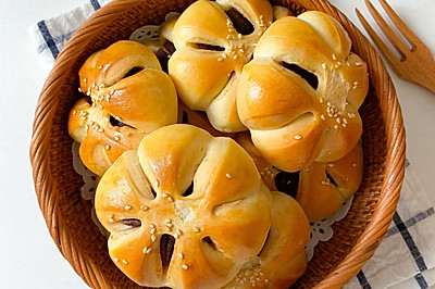 红豆沙花朵面包