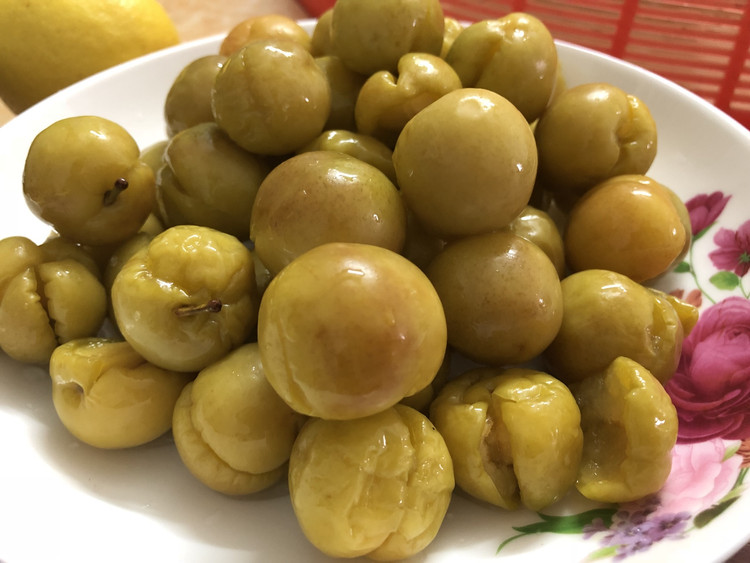 夏日开胃腌李子的做法