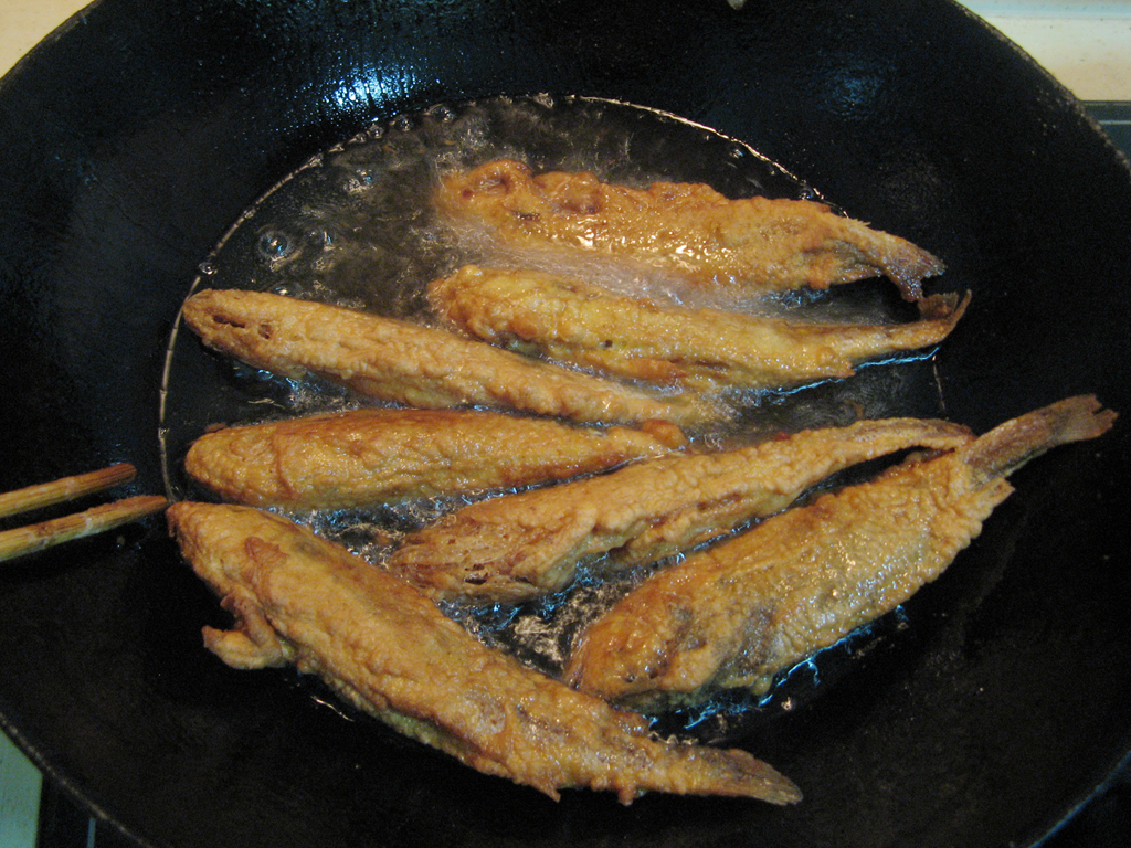 炸带鱼段怎样又酥又好吃，怎样炸带鱼一晚上酥脆