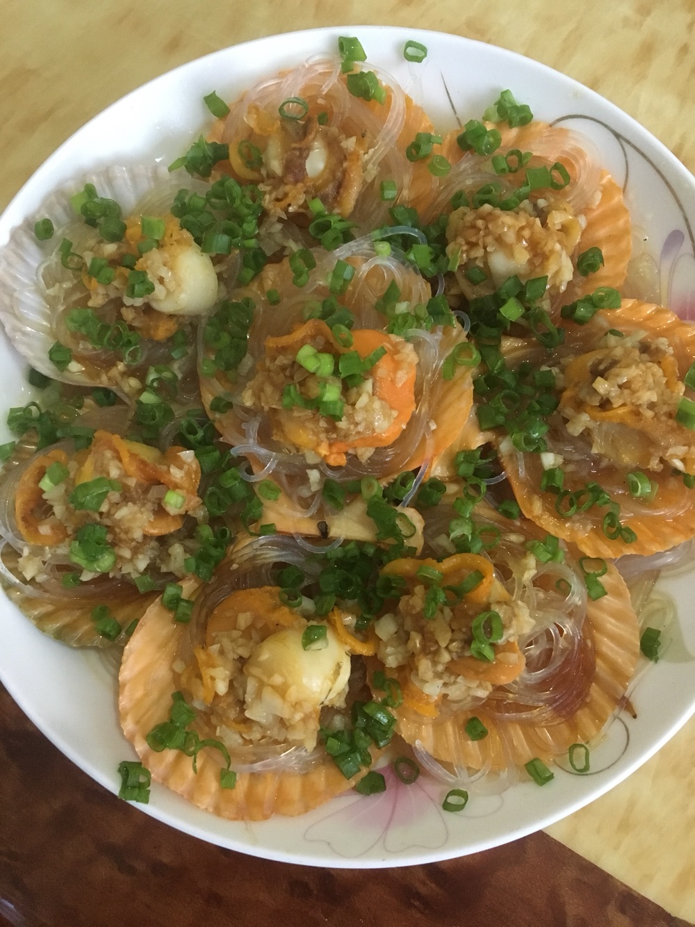 Steamed scallops with minced garlic and vermicelli