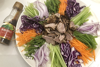 卤肉和蔬菜摆盘