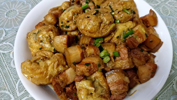 【乡村美食】红烧肉闷豆泡酿韭菜