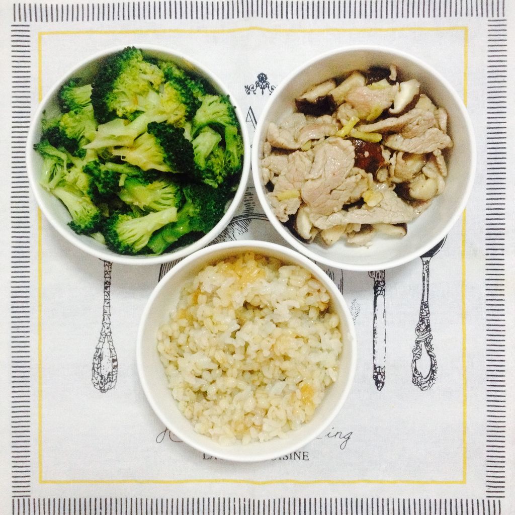 [fitness meal] broccoli, sliced meats, mushrooms and brown rice