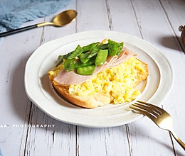 美式火腿蛋多士 简单快手低脂营养早餐美式炒蛋吐司片的做法