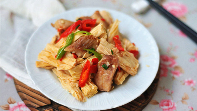 五花肉最经典的吃法——腐竹炒回锅肉