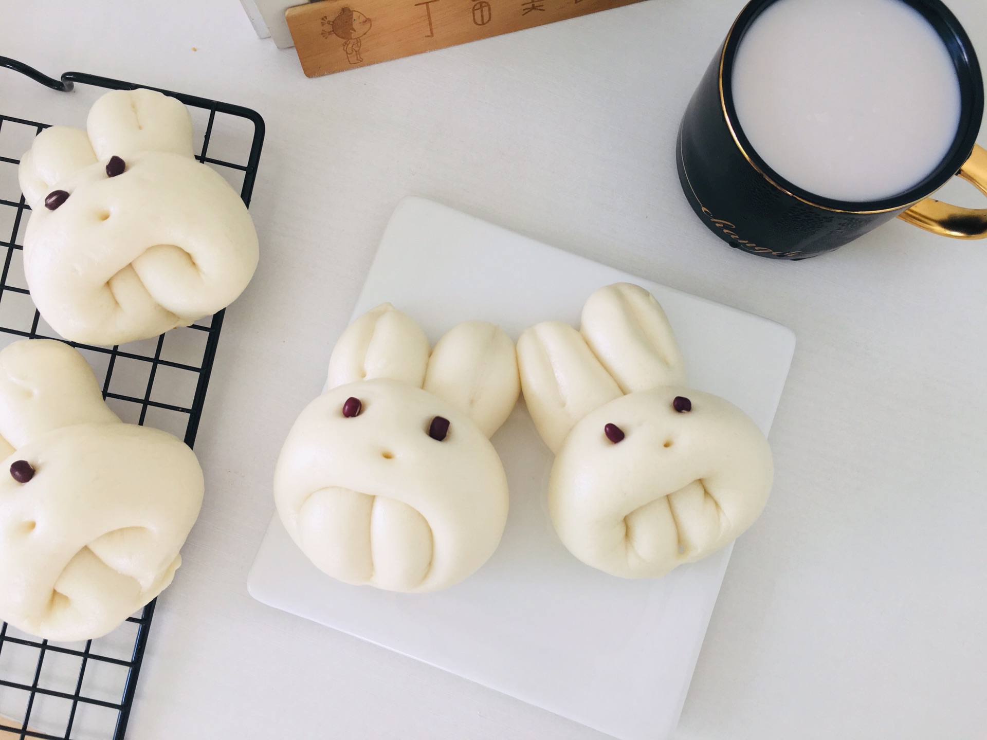 Steamed buns with rabbit