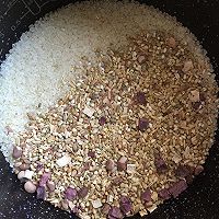 紫薯杂粮饭（煮）#胆·敢不同，美的原生态AH煲#的做法图解1