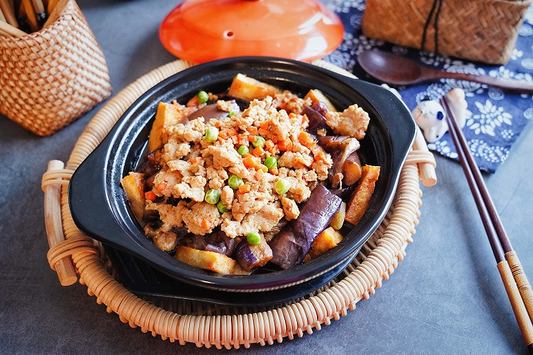 烧汁肉末茄子豆腐煲的做法