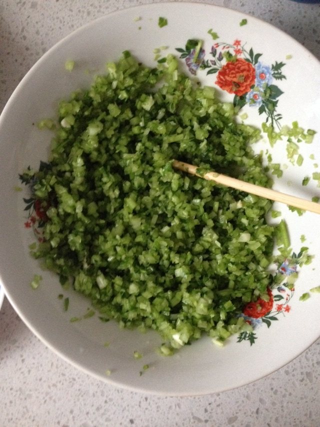 猪肉芹菜木耳水饺的做法图解2