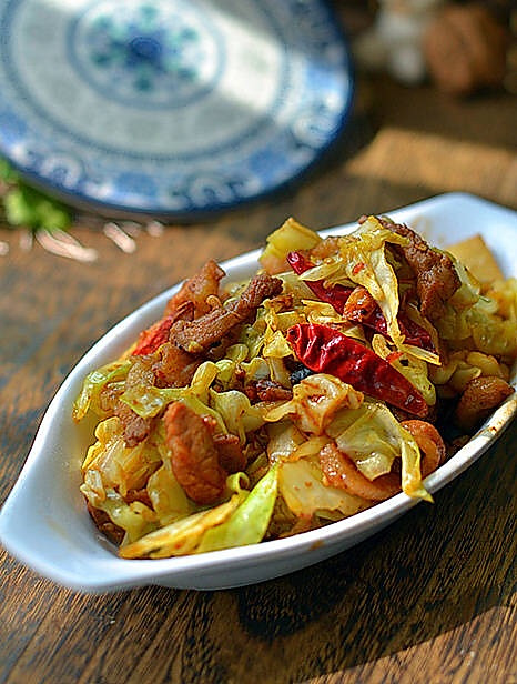五花小肉炒甘蓝（圆白菜）的做法