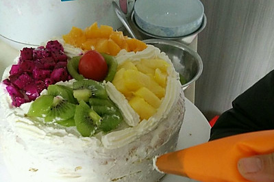 水果夹层生日蛋糕