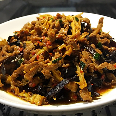 鱼香肉丝：据说正宗的鱼香肉丝并没有豆瓣酱？嗯呢啊！