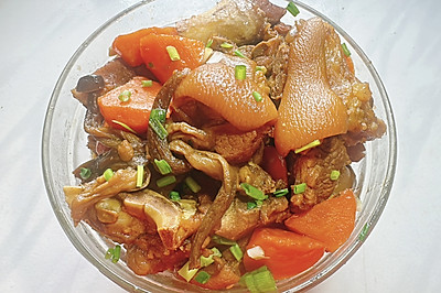 猪蹄焖鹿茸菇