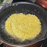 #滴滴鲜香 味道美极#蛋炒方便面的做法图解1