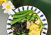 #夏至日，大口吃面#鸡蛋墨鱼汁意面的做法
