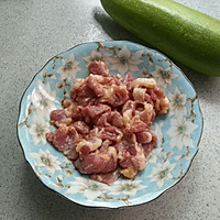 清爽快手菜:西葫芦炒肉片的做法图解2