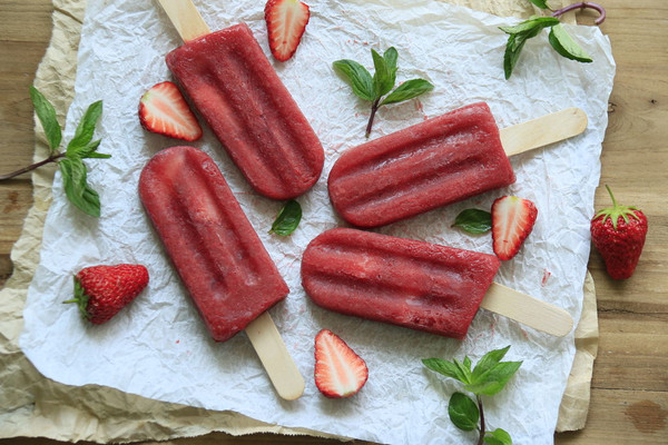 健康低脂红酒草莓冰棒