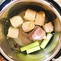 玉米山药棒骨汤的做法图解4