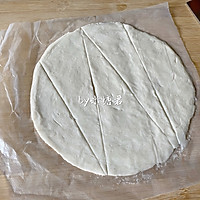 手抓饼新吃法：咸蛋黄可颂的做法图解3