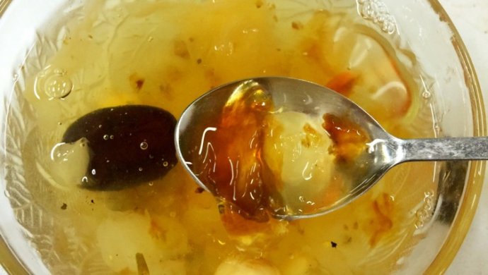 雪莲桃胶银耳羹