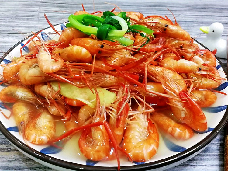 家常菜盐水河虾，虾壳脆虾肉鲜不腥有技巧的做法