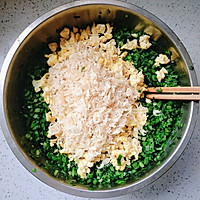 素三鲜水饺(韭菜鸡蛋虾皮)的做法图解3