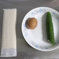 鸡蛋黄瓜面的做法图解1