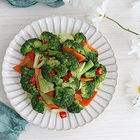 #太太乐鲜鸡汁玩转健康快手菜# 炒西蓝花太太乐鲜鸡汁蒸鸡原汤的做法图解6