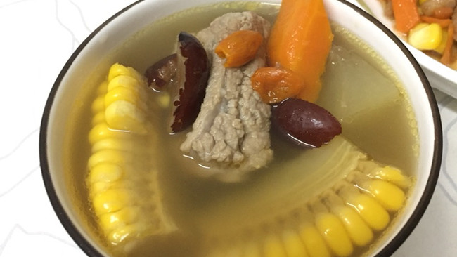 雪莲果玉米排骨汤的做法