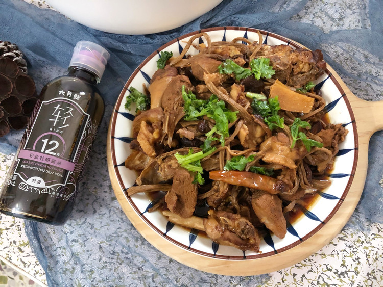 鸭肉和茶树菇搭配，一锅饭不够吃的做法