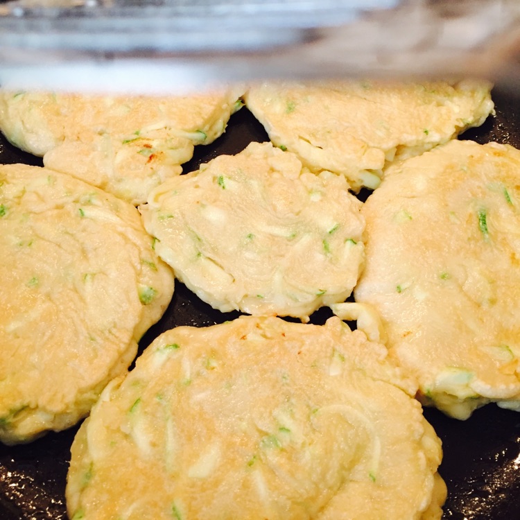 早餐一西葫芦鸡蛋烀饼子+芹菜黄豆下饭菜的做法图解4