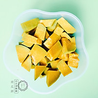 【绿色美食】超级简单的可爱南瓜饼～的做法图解1