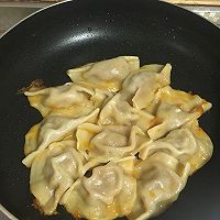 速冻水饺锅贴的做法图解2