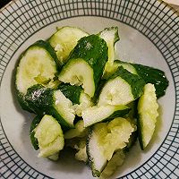 #珍选捞汁 健康轻食季#捞汁紫苏黄瓜的做法图解2