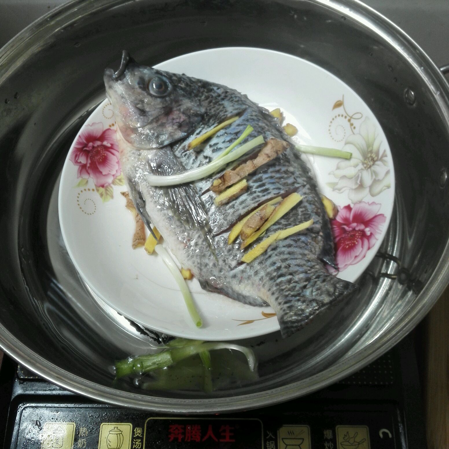 清蒸鲈鱼2.0 | 自制蒸鱼酱油、在家轻松做-何时下厨-何时下厨-哔哩哔哩视频