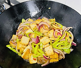 豆腐洋葱青椒的做法