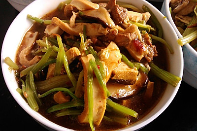 炒三丝（芹菜，香菇，豆腐干，猪肉丝）
