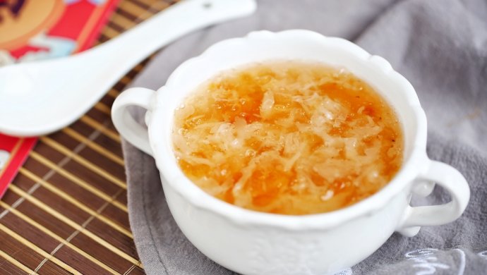 养颜润肺的滋润糖水：金燕耳桃胶银耳羹