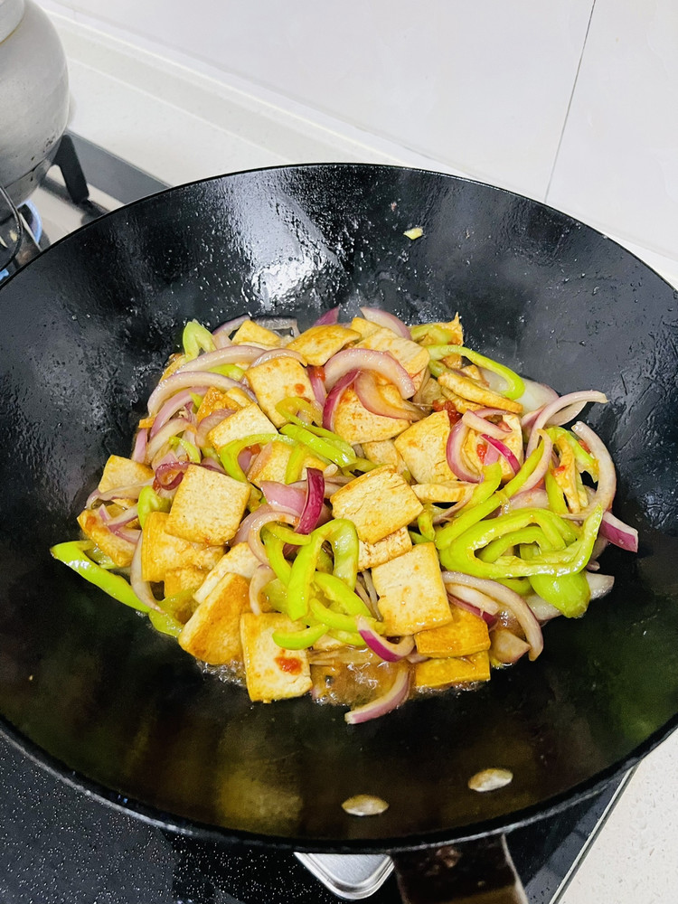 豆腐洋葱青椒的做法