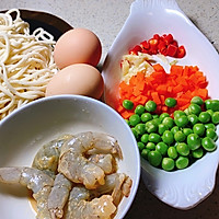 鸡蛋虾仁炒面的做法图解1