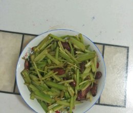 香芹炒腊肠的做法