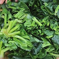 菠菜里淋2个鸡蛋,不炒不凉拌,这样做太香了,出锅比吃肉还过瘾的做法图解1