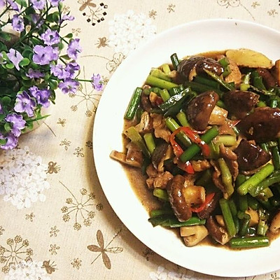 香菇蒜苔炒肉