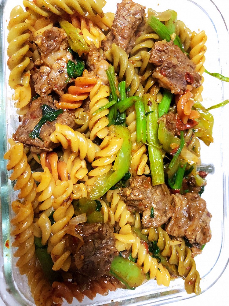 牛肋条炒意面的做法